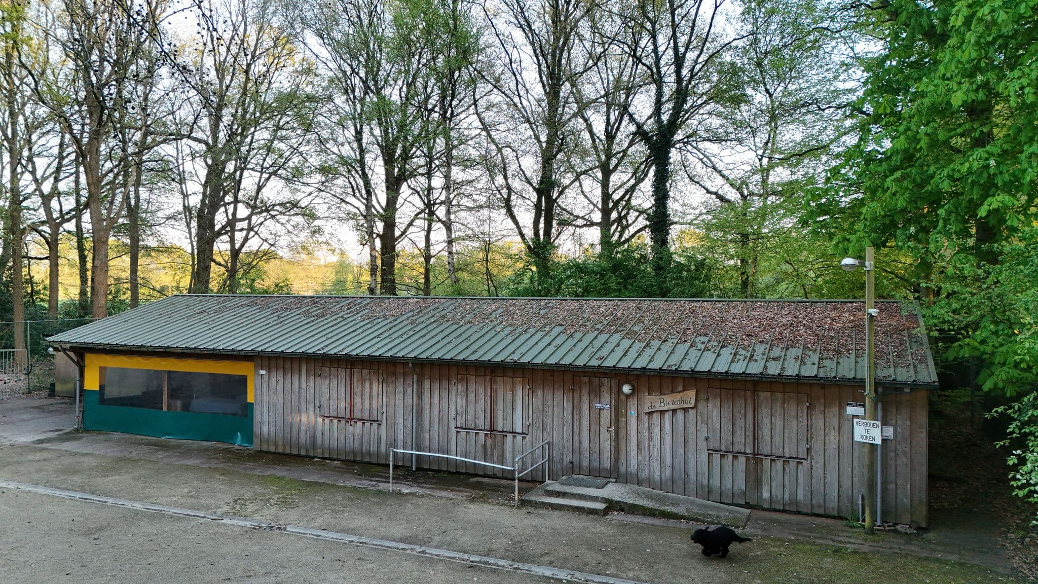 Voorkant van het scoutinggebouw de Biezenhutters in Oosterwolde